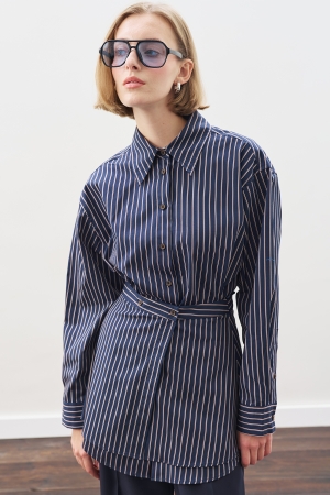 BAĞLAMA AKSESUARLI GÖMLEK LACİVERT ÇİZGİLİ